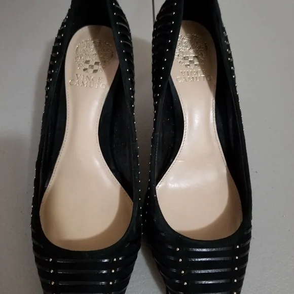 Vince Camuto  black pumps. - Picture 7 of 7